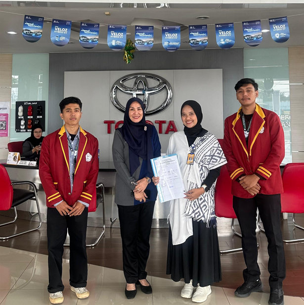 Indonesian Teknocrat Student Actions Intern In Toyota Auto2000 Raja